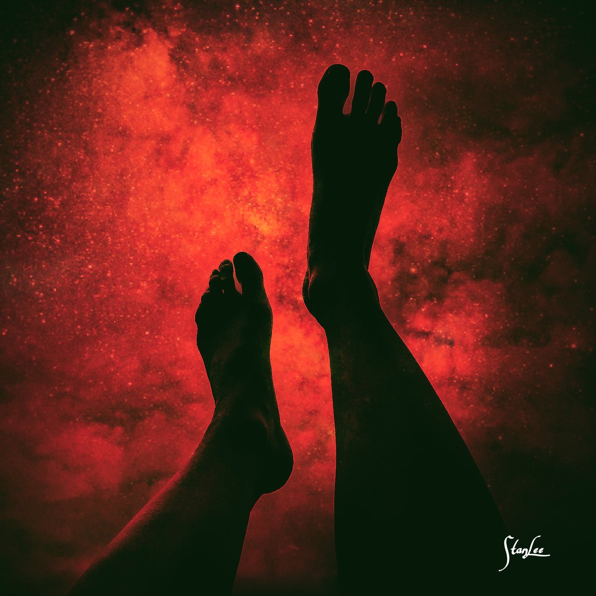 iStanDesign's tweet image. Looking back, I see how everything aligned perfectly for my good.
Before I got into graphic design last year, I was passionate about photography.
Taking pictures with my phone and editing them on PicsArt.
Funny how that hobby helped sharpen my eye for colors and editing today.