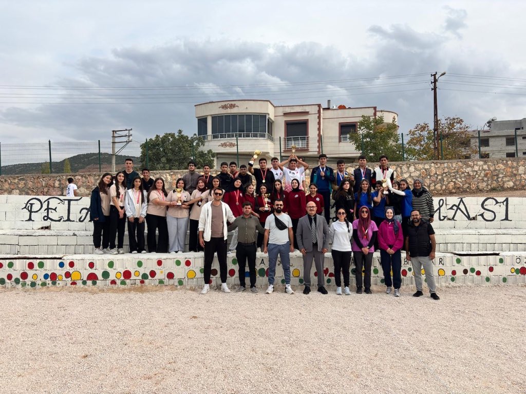 📍Pazarcık İlçe Müdürlüğü

Pazarcık İlçe Müdürlüğü, 29 Ekim Cumhuriyet Bayramı kapsamında 12 takım ve 48 sporcunun katılımıyla liseler arası bocce turnuvası düzenlemiştir.

Kıyasıya mücadelelerin ardından dereceye giren sporculara ödülleri takdim edilerek turnuva sona ermiştir.