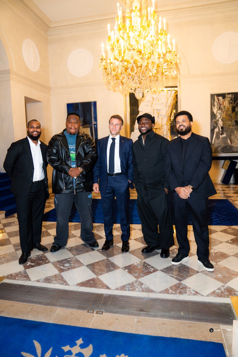 afrocultur's tweet photo. 🚨Davido and his team meets with the President of France, Emmanuel Macron 🇳🇬🇫🇷💛.
#Davido #emmanuelmacron https://t.co/sJa3lAb8AQ
