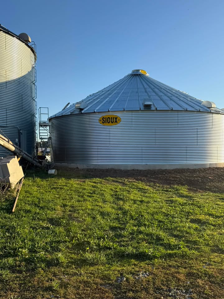 There’s nothing like the sight of a new <a href="/siouxsteel/">Sioux Steel</a> grain bin going up! 👷‍♂️
Shoutout to Hoosier Bin Company for the great work getting this setup in Losantville, IN ready for the 2025 harvest season. 🌽

#siouxsteel #grainstorage #harvest2025