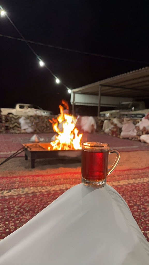 ليالي الشتاء قامت تبيّن مواريه
حييت ياليل السهر والتعاليل