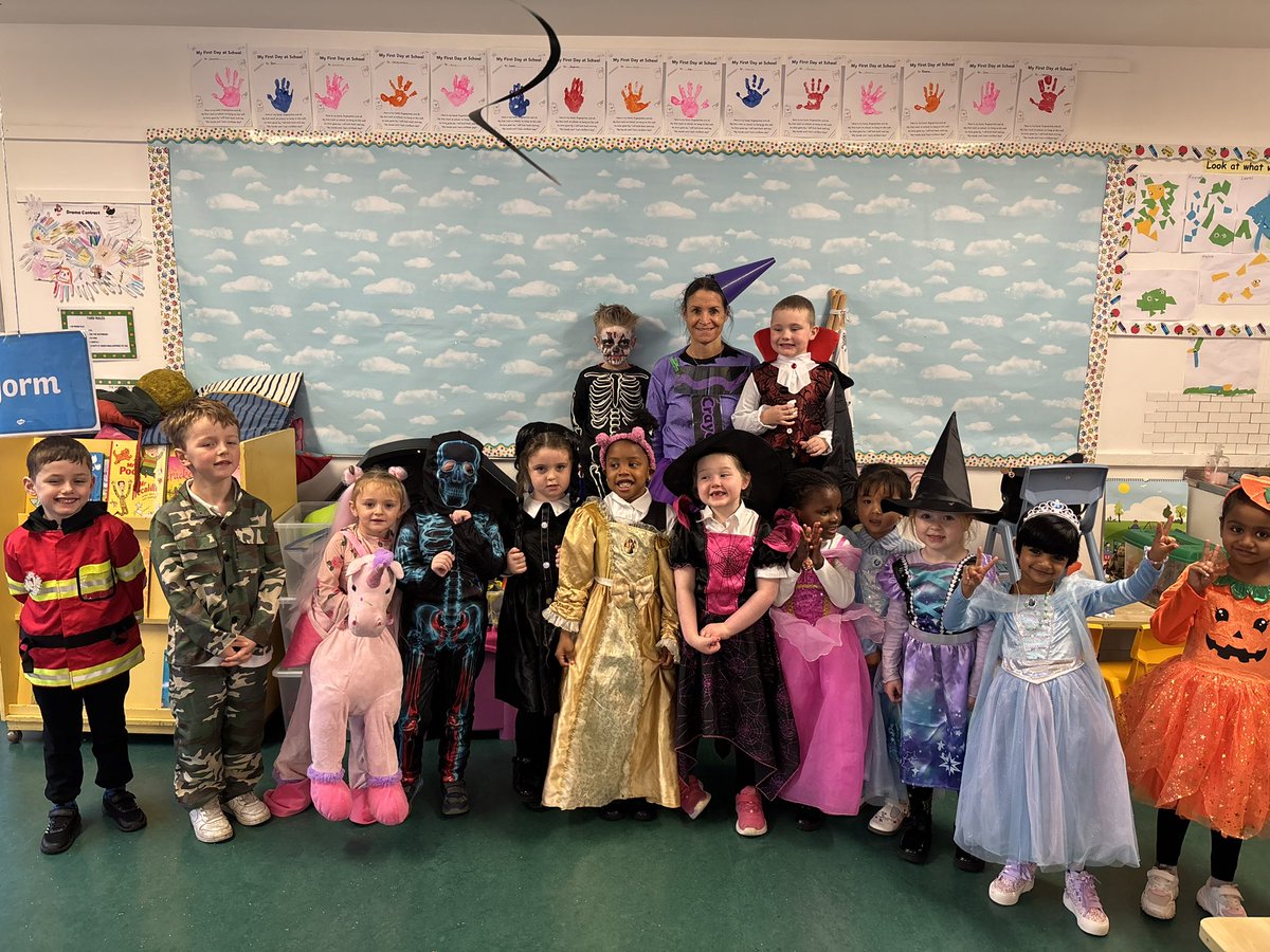 HolyFamilySchl's tweet photo. Junior Infants were missing today and in their place a crowd of vampires, witches, ghouls and princesses were among those who enjoyed some ‘spooky spell’ experiments!🧛🧙🪄 https://t.co/ZWETR3mpjc