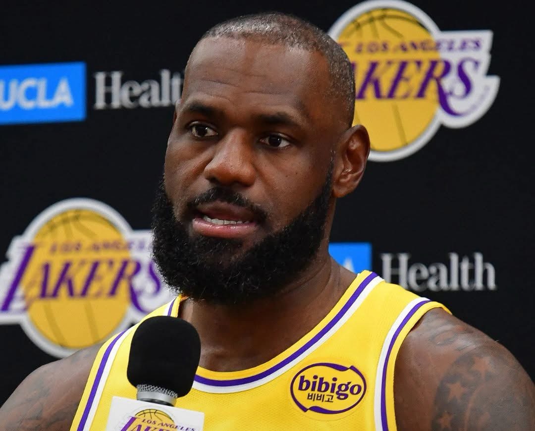 0HOUR1__'s tweet image. LeBron James now accused of cheating for gambling
Co conspirators now telling authorities he was in on fixing nba games.
