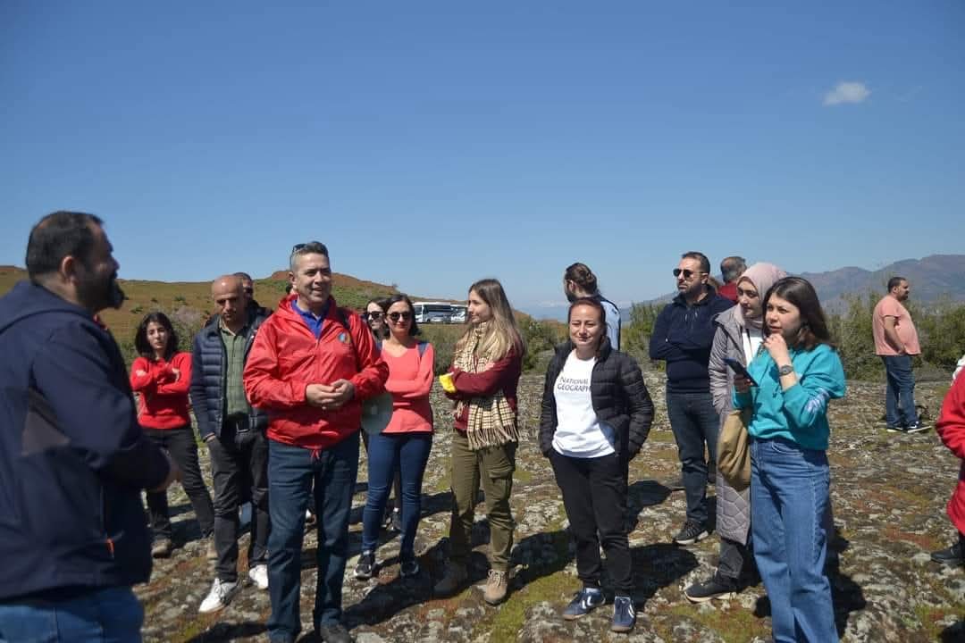 Hassa Volkanik bölgesi.. Benzersiz jeolojik yapısı, nadir ve nesli tehlike altında bulunan canlı türleri, çok özel yabani zeytin ağaçları ve bundan elde edilen zeytinyağı, zengin yer altı ve yer üstü su kaynakları bakımından mutlaka, ama mutlaka koruma altına alınıp ekoturizme