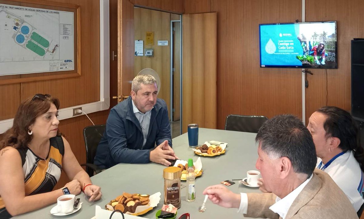 #ContigoEnCadaGota💧Evaluamos las postulaciones a nuestro Fondo Concursable en Aconcagua, junto al encargado de Emergencias de la prov. de San Felipe, Claudio Martínez, el jefe de Gabinete de la prov. de Los Andes, David Olguín y la periodista de radio Crystal, Fernanda Mandiola.