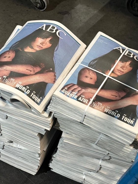 23 de octubre 2017 // 23 de octubre 2025
8 años después siendo portada de los periódicos nacionales con su world tour 🥹 <a href="/Aitanax/">AITANA</a> heavy