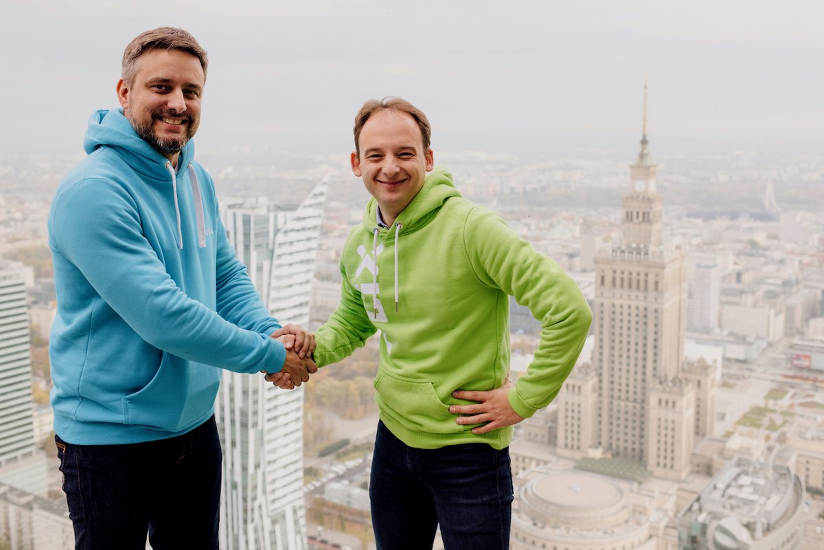 Dziś wspólnie z <a href="/cpt_speaking/">Michał Leman</a> uruchomiliśmy sprzedaż połączeń <a href="/FlixBus_PL/">FlixBus_PL</a> w <a href="/KOLEOpl/">KOLEO</a> 💙💚

Jest to wielki sukces obydwu zespołów - KOLEO i FLIX - które od miesięcy pracowały nad tą integracją.
Pociągi i autobusy są dla siebie komplementarne: mamy aż 73 punktów styku w Polsce i w