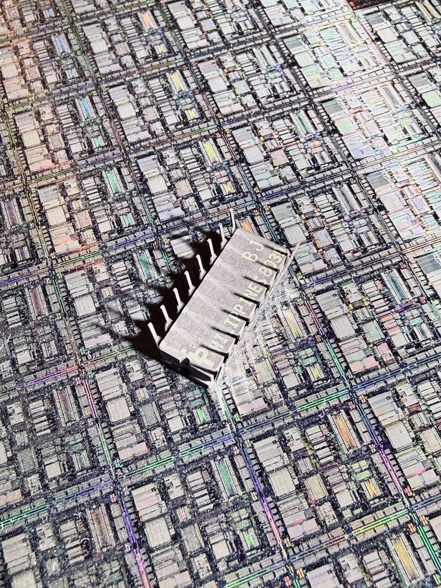 duke_cpu's tweet image. It’s the world’s first #CPU!
Almost 54 years ago, on November 15th 1971, #Intel launched the first commercial  single-chip microprocessor. 
With the following tweets, let’s jointly explore the greatest milestone in #computing #history after the invention of the #transistor!