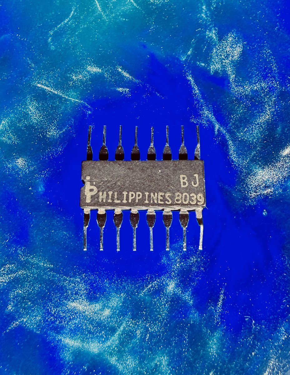 duke_cpu's tweet image. It’s the world’s first #CPU!
Almost 54 years ago, on November 15th 1971, #Intel launched the first commercial  single-chip microprocessor. 
With the following tweets, let’s jointly explore the greatest milestone in #computing #history after the invention of the #transistor!