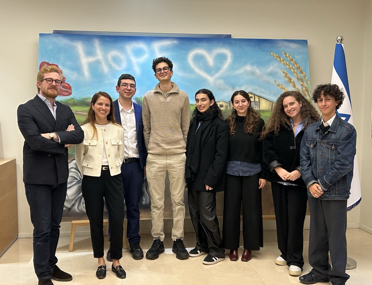 Je suis toujours heureuse de rencontrer les représentants inspirants de l’@UEJF !

Les deux dernières années ont été particulièrement éprouvantes pour les étudiants juifs en France. J’admire profondément leur courage et leur résilience face à la montée de l’antisémitisme dans les