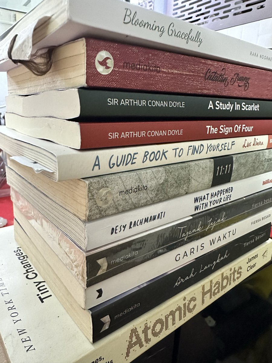 chencindyy's tweet photo. cheaper than therapy 📚✨ https://t.co/mfCY01zyqM