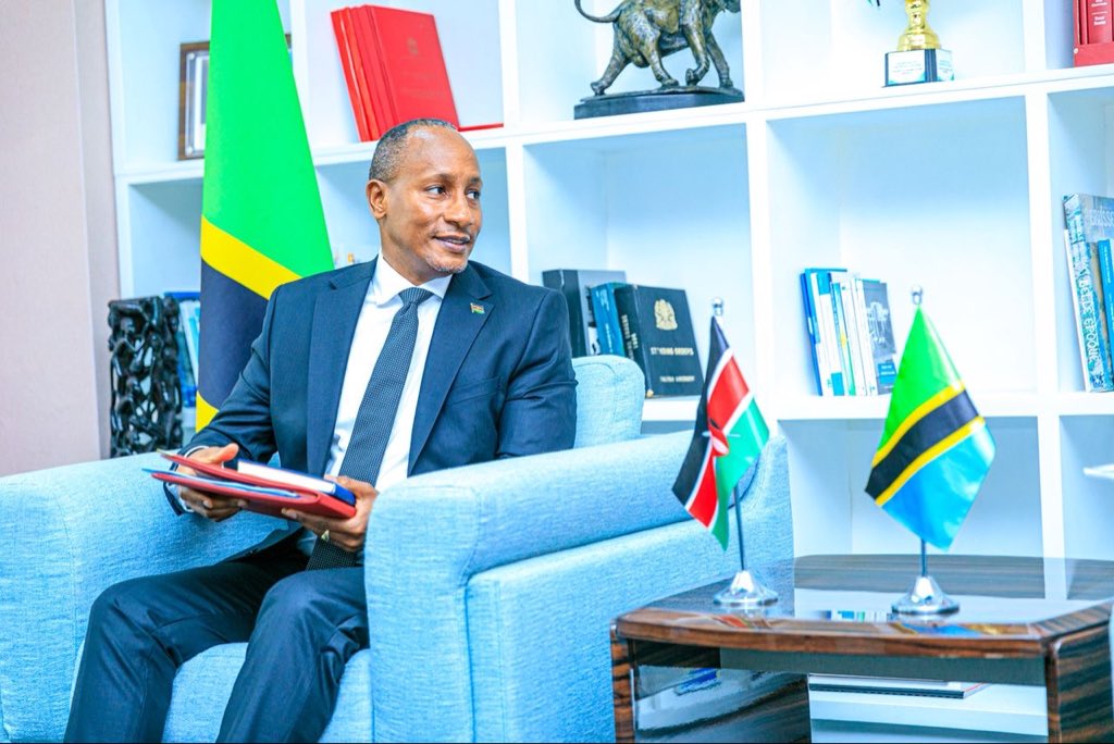 📍 Dar es Salaam

Waziri wa Mambo ya Nje na Ushirikiano wa Afrika Mashariki, Mhe. Balozi Mahmoud Thabit Kombo, amekutana na Balozi wa Kenya nchini, Mhe. Isaac Njenga, katika jitihada za kuendelea kuimarisha ushirikiano na kuleta maendeleo kati ya nchi hizo mbili.

Wakati wa