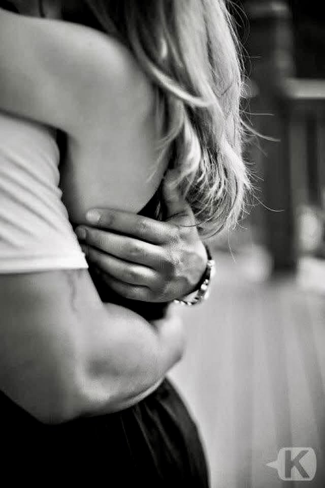 “Me atravesó la vida con su vida y no habrá quién me lo quite de los ojos y el alma.  Aunque se pretenda muerto. 
Nadie puede matar la parte de sí que ha hecho vivir en 
los demás.”🌷

—Angeles Mastreta