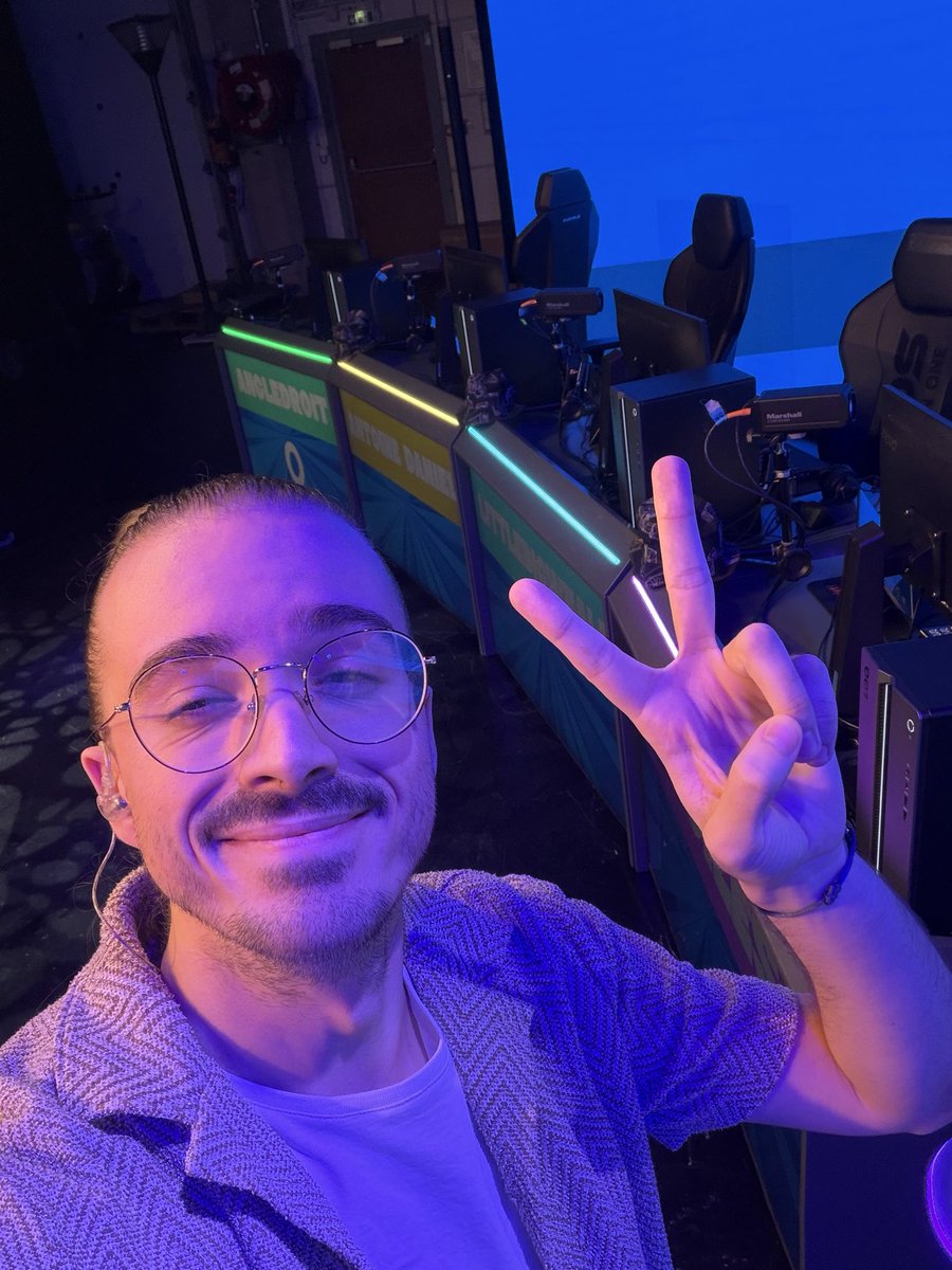 CHACUN POUR SUB #1 avec <a href="/AREtoiles/">Etoiles</a> <a href="/LittleBigWhale/">Marianne</a> <a href="/AngleDroit_/">Angle Droit</a> et Antoine Daniel

Ça commence omg venez 
twitch.tv/theguill84