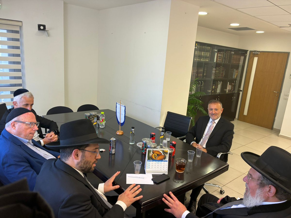 Junto con el presidente de AMIA, Osvaldo Armoza; el secretario general, Mario Sobol; y el director ejecutivo, Daniel Pomerantz, nos reunimos esta tarde en #Jerusalem con el Gran Rabino de Israel, Kalman Bar. Fuimos recibidos con mucha cordialidad y pudimos continuar afianzando