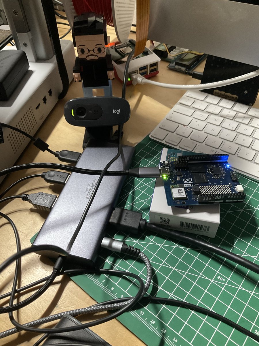 r_schulz_maker's tweet image. So much fun😄!!! Face Detection with a 20 years old web cam and the brand new @arduino UNO Q with Arduino App Lab in Single Board Computer Mode by using #micropyhton example code. Hey @jcarolinares , you are absolutely right. This is so awesome 😎! @anne_engineer , I made it .