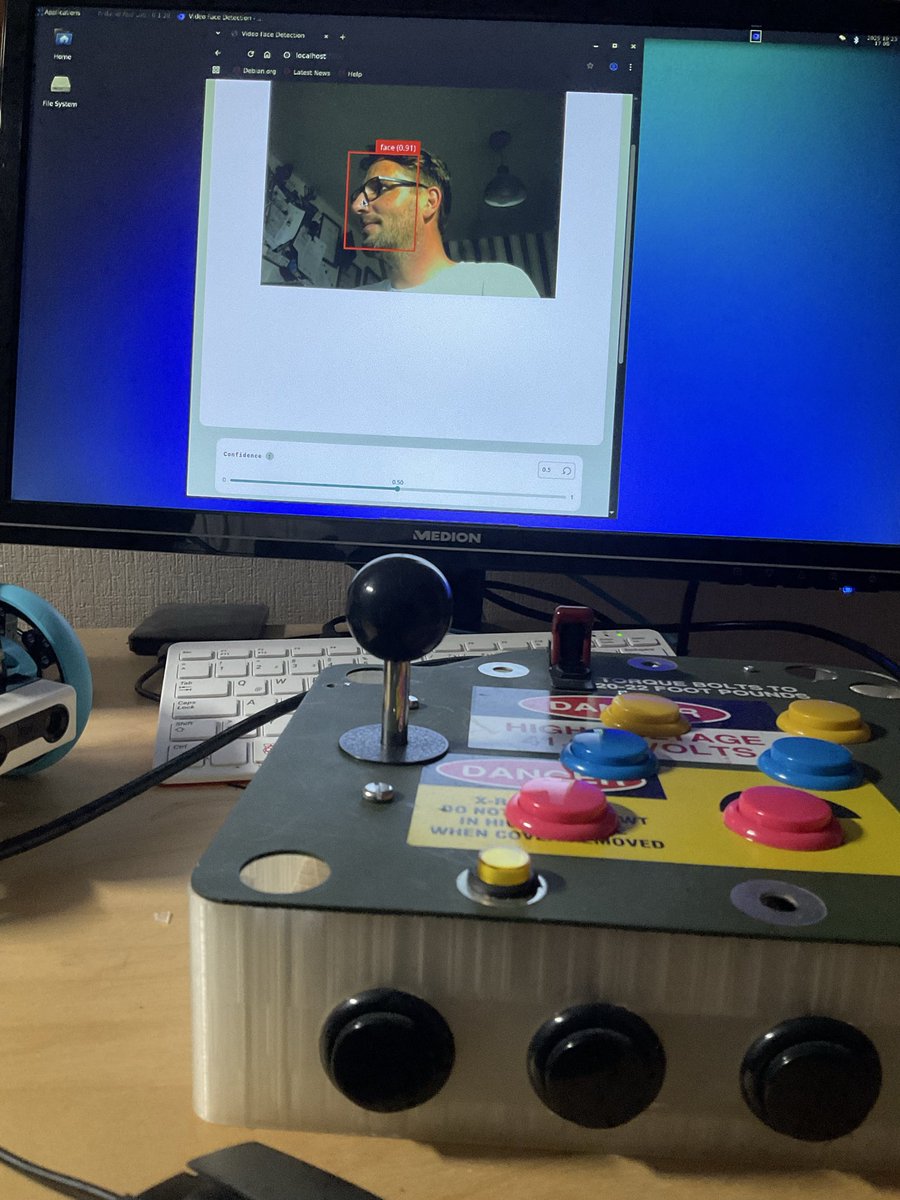 r_schulz_maker's tweet image. So much fun😄!!! Face Detection with a 20 years old web cam and the brand new @arduino UNO Q with Arduino App Lab in Single Board Computer Mode by using #micropyhton example code. Hey @jcarolinares , you are absolutely right. This is so awesome 😎! @anne_engineer , I made it .