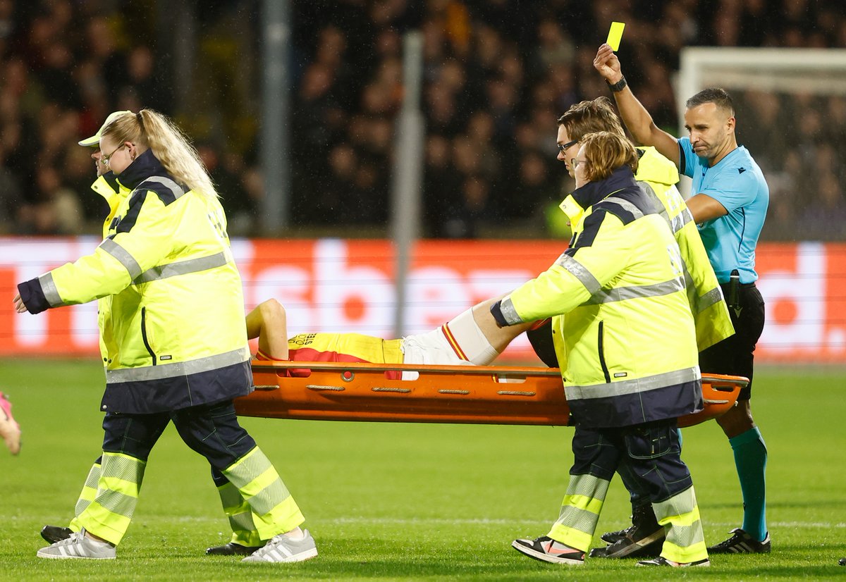 sombrerogr's tweet image. "...και μένει το παιδί πεθαμένο στη λάσπη και πάει αυτός και του δείχνει κάρτα ότι δήθεν παίζει θέατρο..."

#UEL #GoAheadEagles #AstonVilla