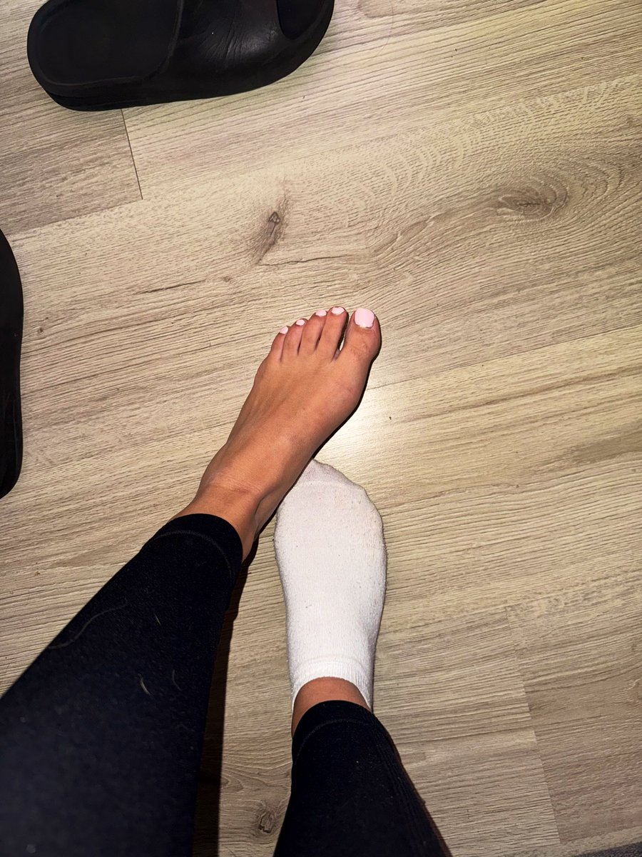 FDGoddessFleur's tweet photo. Retweet als je mn sokken wilt ruiken. Maak over als je mijn voet wil aanbidden 😏

#feetfetısh #footlover #voetenslaaf https://t.co/wYoPxWs7hH