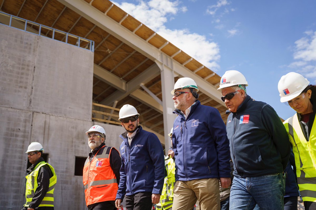 El ministro del Interior, Álvaro Elizalde, junto al ministro de Bienes Nacionales, Francisco Figueroa, y al subsecretario de Obras Públicas, Danilo Núñez, visitaron las obras del nuevo Complejo Fronterizo Pichachén 🚧.
