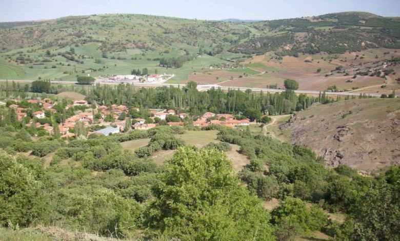 Samsun-Ankara YHT projesi ihalesini alan Çelikler Holding, projede kullanılmak üzere köyün hemen dibinde bir taş ocağı açmak istiyor.
Çorum Sungurlu ilçesine bağlı Karakaya köyü büyük çaplı bu projeden dolayı ciddi zarar görecek.

Bugün Karakaya Köyünde, köylerine sahip çıkmak