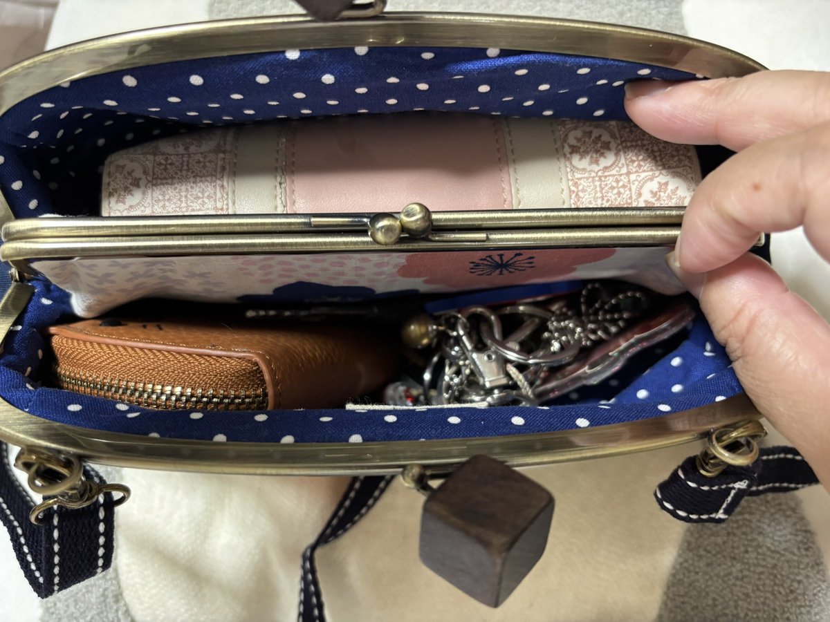 Mimyさんち（<a href="/Mimy3329/">猫雑貨Mimy　=`ω´=</a> ）で、チトセアメ様（<a href="/chitose_usame/">チトセ</a> ）のおさんぽバックが値下げされてたので、思い切って購入させて頂きました(*^^*)
可愛い"(∩&gt;ω&lt;∩)"
真ん中のがま口部分にはレシートや小物をいれてみたいと思います。
ショルダーも十分な長さのものを付けて頂きました😊