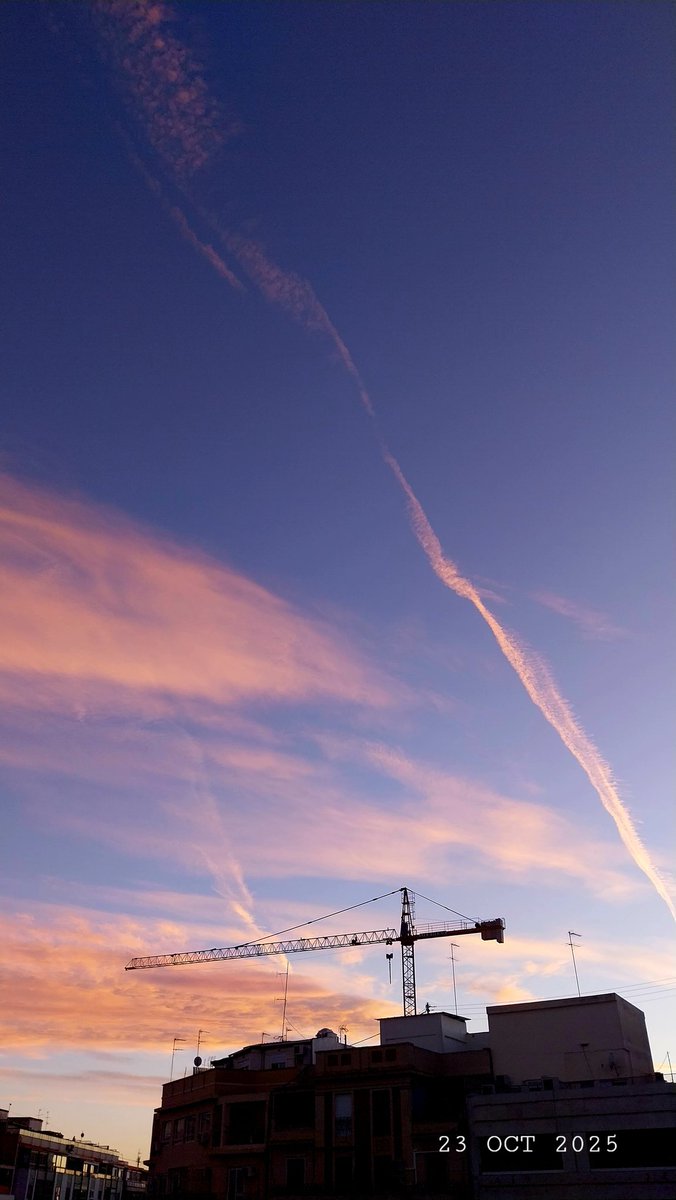 dddd476's tweet image. Una estela de condensación larga y rosa
#contrails
#chemtrails