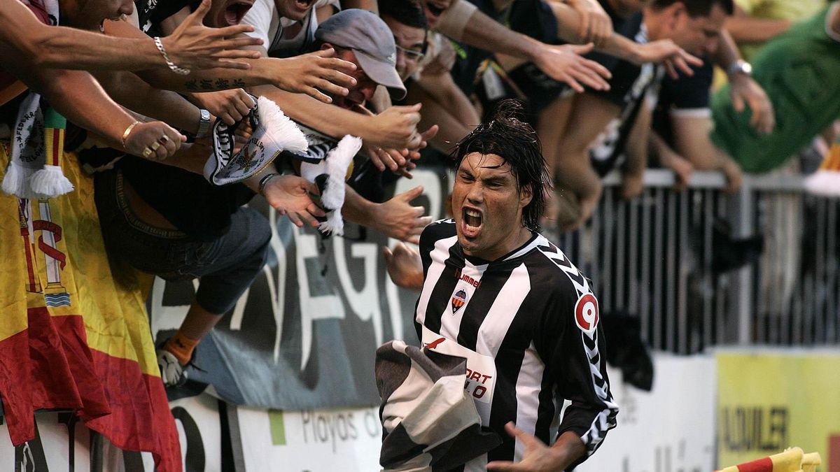 " Quería retirarme en el Castellón. Estaba David Cruz, sentí que me faltó el respeto, como si yo no fuera nadie. 

Lo juro por mis hijos, vine a ofrecerme para jugar gratis. Me sentí mal, quería estar acá con esta gente, retirarme con esta gente."

🎙️Huracán Tabares en PPOdcast