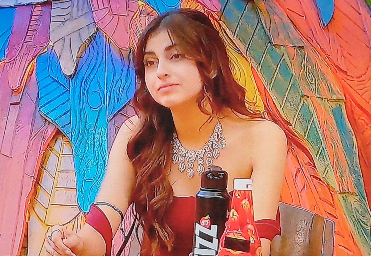 #FarrahanaBhatt औऱ #TanyaMital की असलियत सब घरवाले जान चुके हैं तो अब अलग-2 लोगों को अकेले में लेजाकर बहका रहीं हैं औऱ अपना मज़ाक़ बनवा रहीं हैं 😆#Bigboss19 #SalmanKhan