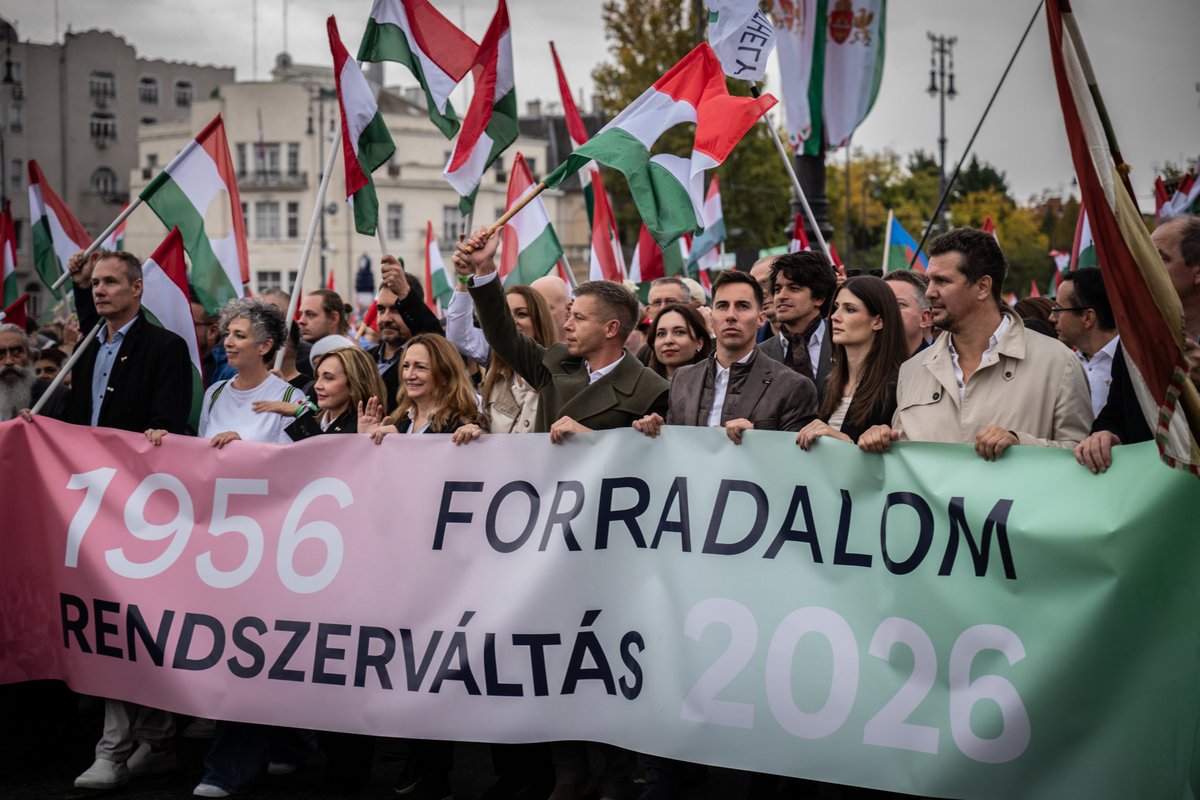 indexhu's tweet image. Fáklyák közt zárta beszédét Magyar Péter a Hősök terén, ilyen volt a Nemzeti Menet.

index.hu/galeria/index/…

Fotó: Kertész Renáta, Papajcsik Péter, Németh Kata, Szollár Zsófi, Tövissi Bence / Index

#Hungary #marching #politics #indexhu