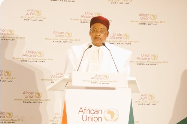 S.E Issoufou Mahamadou,Champion de la #ZLECAF et ancien Président du #Niger,est au #Caire à l’invitation d’#Afreximbank. Objectif :renforcer les partenariats économiques africains et consolider l’intégration continentale.  
Un engagement constant pour une #Afrique forte et unie.