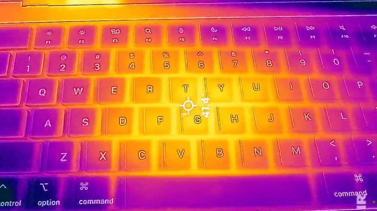 VadimYuryev's tweet image. Bad news for the M5 MacBook Air..

The single fan on the new M5 MacBook Pro is NOT keeping up, leading to thermal throttling of the M5 chip in Cinebench 2024.

Single to Multi-core score ratio:
M4: 5.38x
M5: 5.07x

Apple, PLEASE give us 2 fans!

Link to full video below 👇