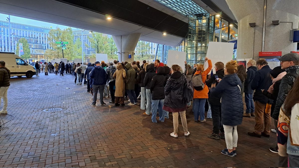 WSDRV's tweet image. Enkele honderden mensen trotseerden regen en storm om hun solidariteit te laten zien met vervolgde christenen. 
#WalkOfHope 
Mooie afsluiting met spekers van oa #opendoors , #kerkinnood en #stichtingondergrondsekerk.