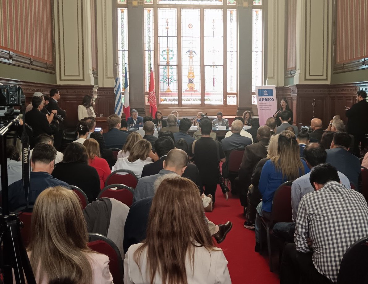UNESCOmvdo's tweet photo. 🗞️En el marco del día de las y los Periodistas y Trabajadores de los Medios de Comunicación en Uruguay🇺🇾, se realizó en el Palacio Legislativo el acto de lanzamiento del Congreso FePALC 2025. 💬 En nombre de la UNESCO, el Director de la Oficina Regional en Montevideo, Ernesto Fernández Polcuch, reafirmó que “defender la labor periodística es defender la democracia”, destacando la importancia de fortalecer la libertad de expresión, el derecho a la información y la seguridad de las y los periodistas en la región.

✅El encuentro, organizado por la Asociación de la Prensa Uruguaya (APU) y la Federación de Periodistas de América Latina y el Caribe (FePALC), contó con el apoyo de la UNESCO y del Parlamento del Uruguay.

📍 Este año, Uruguay reafirma su compromiso como país que promueve un entorno seguro para el ejercicio del periodismo y avanza hacia la consolidación de una Mesa de Seguridad de Periodistas, como espacio de coordinación entre Estado, medios, academia y sociedad civil.