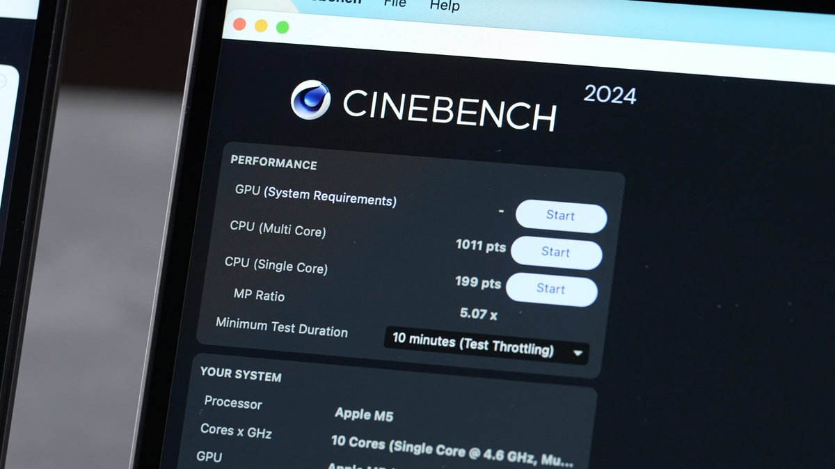 VadimYuryev's tweet image. Bad news for the M5 MacBook Air..

The single fan on the new M5 MacBook Pro is NOT keeping up, leading to thermal throttling of the M5 chip in Cinebench 2024.

Single to Multi-core score ratio:
M4: 5.38x
M5: 5.07x

Apple, PLEASE give us 2 fans!

Link to full video below 👇