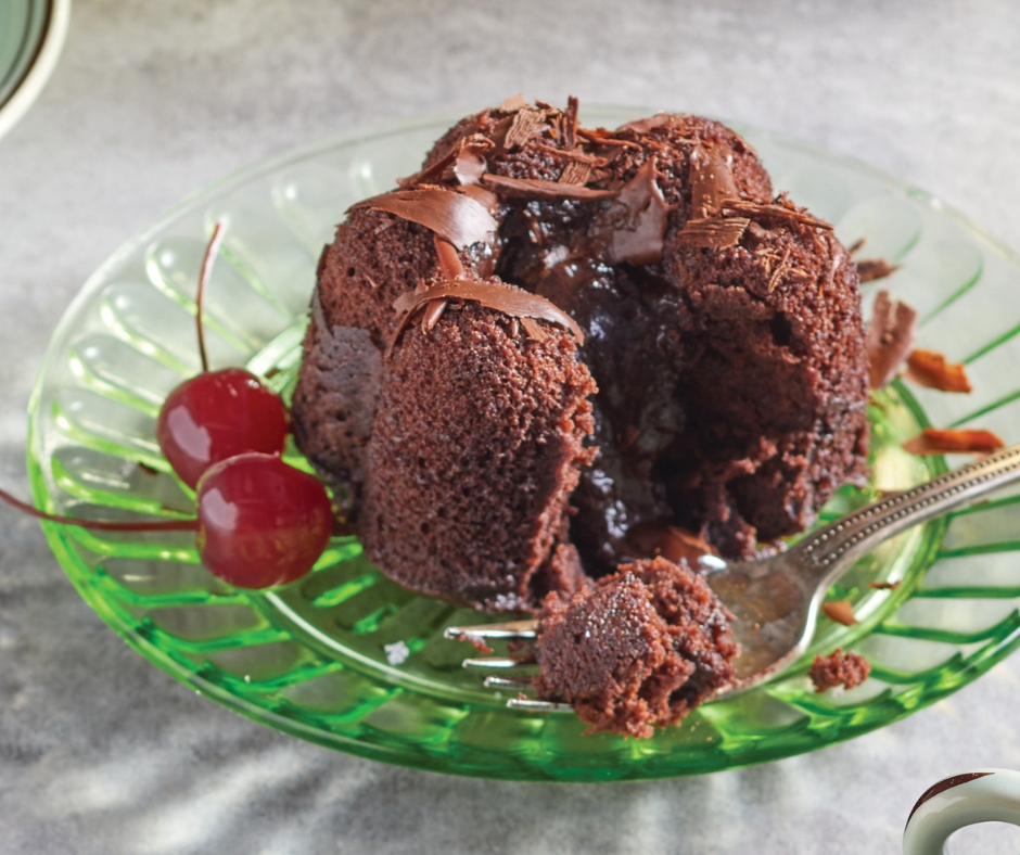 Astuce : Pas besoin d’attendre au service au volant pour une gâterie réconfortante. Nos Gâteaux au caramel et au sel de mer 🇨🇦 et Gâteaux au chocolat fondant 🇨🇦 sont exquis après quelques secondes au micro-ondes. Maintenant offerts à un prix plus bas. ow.ly/vboW50Xh4yg