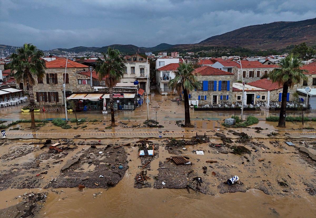 AlpayVar59's tweet photo. İzmir Foça’da ve Çanakkale Gökçeada’da meydana gelen sel felaketinden etkilenen tüm hemşehrilerimize geçmiş olsun dileklerimi iletiyor, yaraların en kısa sürede sarılmasını temenni ediyorum. Bölgedeki çalışmalarda görev alan tüm ekiplere kolaylıklar diliyorum. https://t.co/HsCUFDD6Nu