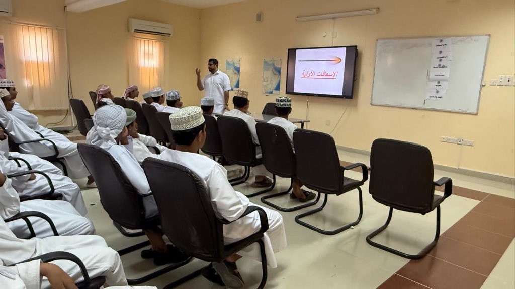 نفذ ممرض الصحة المدرسية فيصل الرحبي بالتعاون مع الاخصائي الاجتماعي راشد الحجري محاضرة عن الاسعافات الاولية واهميتها و الدور الذي ينبغي أن يقوم به الطالب في المدرسة و في المجتمع في كيفية التعامل مع الحوادث على اختلاف أنواعها .
#تعليمية_شمال_الشرقية