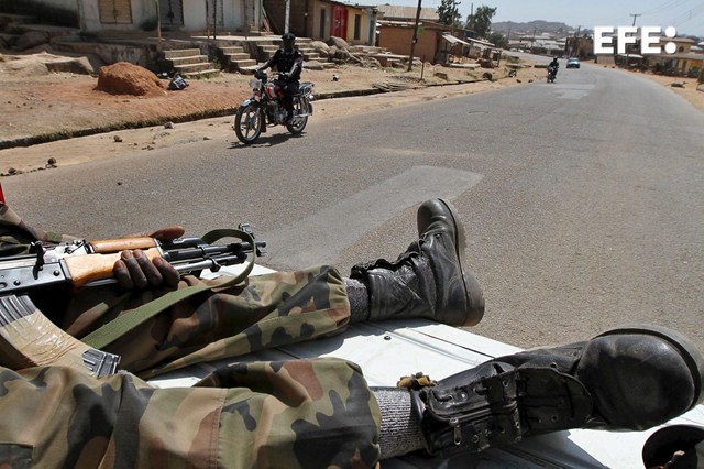 El Ejército nigeriano mató a más de 50 combatientes del grupo yihadista Boko Haram en respuesta a una serie de ataques contra bases militares en el noreste del país, informa este jueves la institución castrense.