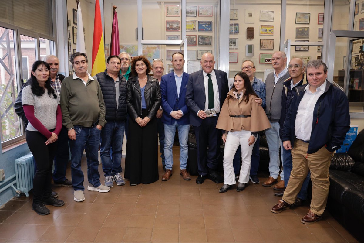 AyuntamientoVLL's tweet photo. Como dicen los Radioaficionados ➡️ “𝗖𝘂𝗮𝗻𝗱𝗼 𝘁𝗼𝗱𝗼 𝘀𝗲 𝗮𝗽𝗮𝗴𝗮, 𝗹𝗮 𝗿𝗮𝗱𝗶𝗼 𝘀𝗲 𝗲𝗻𝗰𝗶𝗲𝗻𝗱𝗲” 

📡 El alcalde, @JesusJCarnero, junto a la concejala #MayteMartínez, visita las instalaciones de la Unión de Radioaficionados de Valladolid (@ea1urv). https://t.co/zVtLgjZIEE