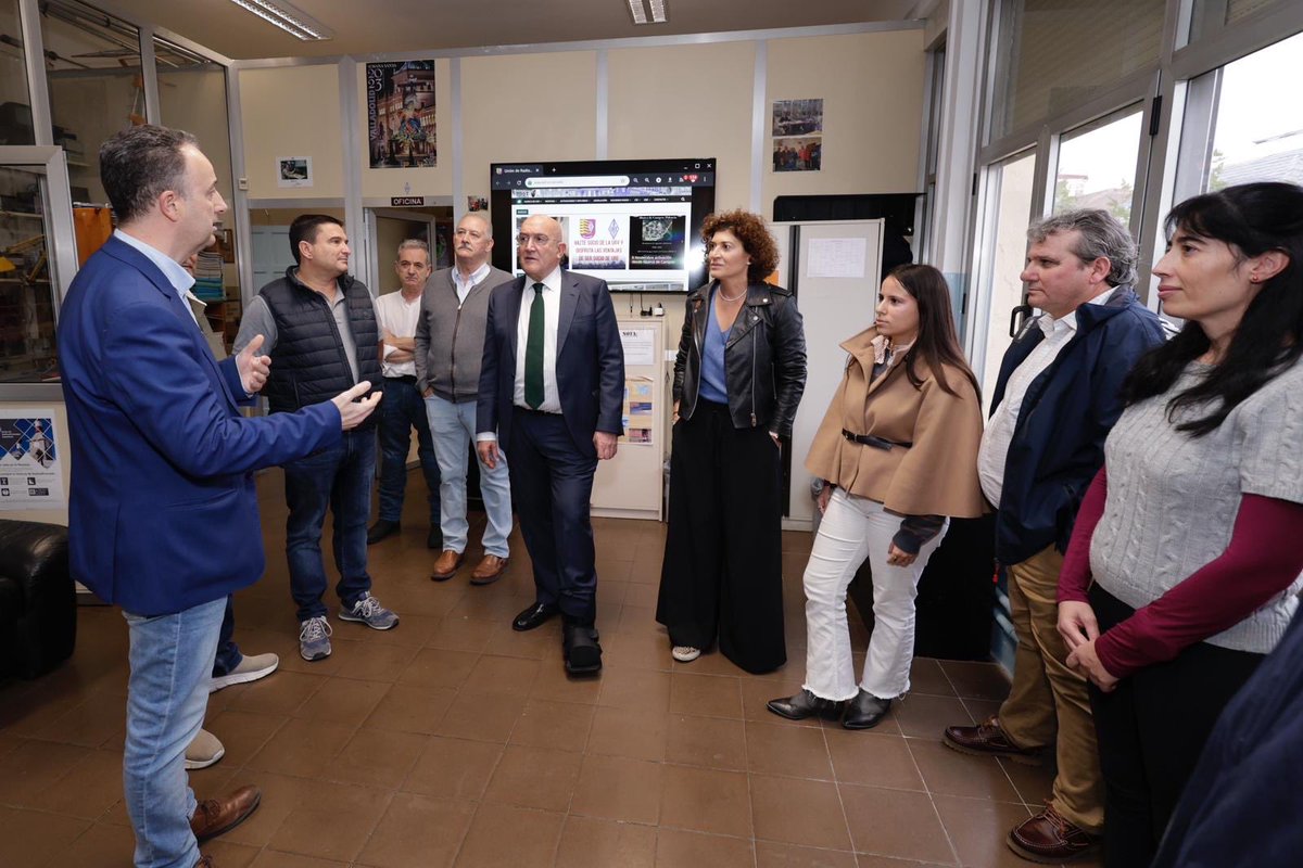 Como dicen los Radioaficionados ➡️ “𝗖𝘂𝗮𝗻𝗱𝗼 𝘁𝗼𝗱𝗼 𝘀𝗲 𝗮𝗽𝗮𝗴𝗮, 𝗹𝗮 𝗿𝗮𝗱𝗶𝗼 𝘀𝗲 𝗲𝗻𝗰𝗶𝗲𝗻𝗱𝗲” 

📡 El alcalde, <a href="/JesusJCarnero/">Jesus Julio Carnero</a>, junto a la concejala #MayteMartínez, visita las instalaciones de la Unión de Radioaficionados de Valladolid (<a href="/ea1urv/">ea1urv</a>).