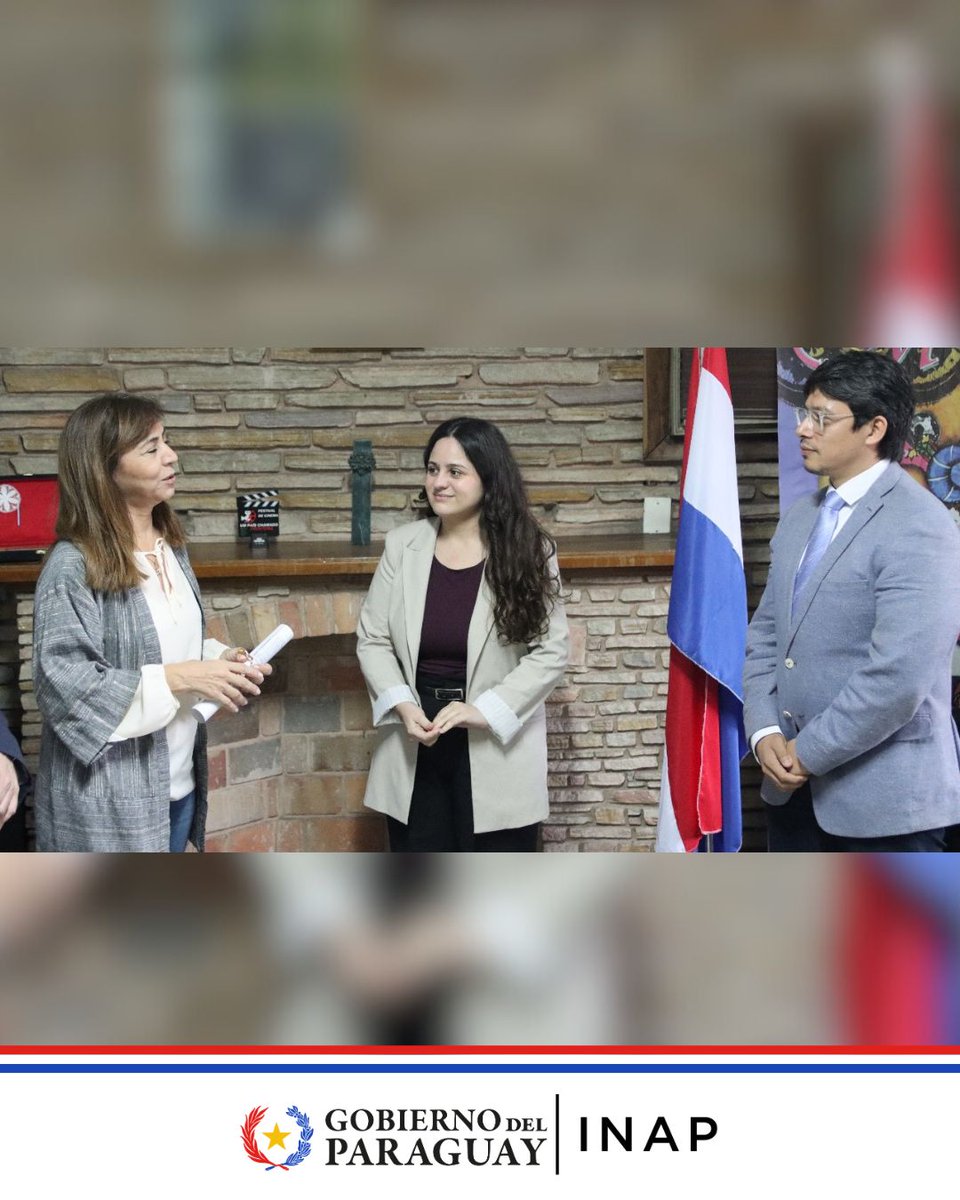 Inap_py's tweet image. 🎬 Verónica Díaz recibió su título como egresada de la EICTV (Cuba), con apoyo del INAP.
El director Christian Gayoso le entregó además la Mención de Honor del Premio Nacional de Investigación Cinematográfica por su obra “El pueblo (1969)”.
#INAP #CinePY #EICTV