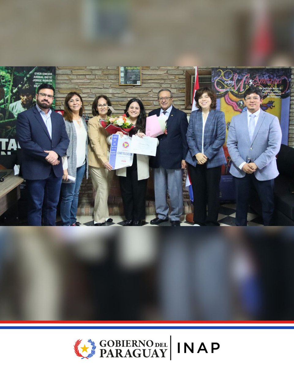 Inap_py's tweet image. 🎬 Verónica Díaz recibió su título como egresada de la EICTV (Cuba), con apoyo del INAP.
El director Christian Gayoso le entregó además la Mención de Honor del Premio Nacional de Investigación Cinematográfica por su obra “El pueblo (1969)”.
#INAP #CinePY #EICTV