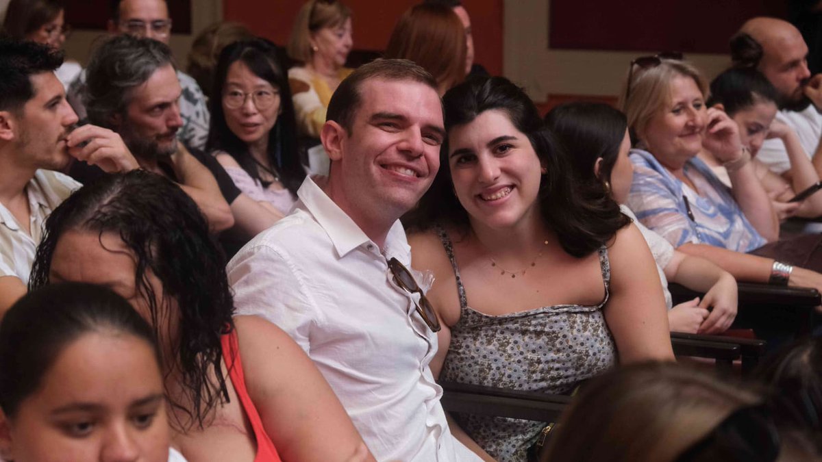 Broche de oro a nuestro 🅴🅽🅲🆄🅴🅽🆃🆁🅾 🅴🆇🅲🅻🆄🆂🅸🆅🅾✨ con 𝔸𝕟𝕥𝕠𝕟𝕚𝕠 𝕁𝕠𝕤é, con esta foto de familia y algunos emotivos momentos con los oyentes de <a href="/canalfiesta/">Canal Fiesta Radio</a>

🎙️ Con <a href="/dominguezja/">José A. Domínguez</a> | <a href="/SoyLaCalvillo/">Reyes Calvillo🎙️</a> | <a href="/AntonioJSMazuec/">Antonio José</a>

📍<a href="/Cajasol/">Fundación Cajasol</a> | Sevilla

🦋 #NoDejesDeSoñar