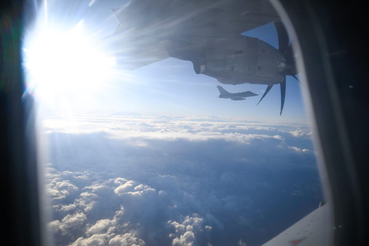 Ce matin, en vol vers la base aérienne de Mont-de-Marsan aux côtés du <a href="/CEM_AAE/">Chef d'état-major armée de l'Air et de l'Espace</a> pour échanger avec nos aviateurs sur leurs missions stratégiques.

Au cours de ce trajet, une interception a été effectuée par la Permanence opérationnelle lors d'un exercice de vérification d'identité