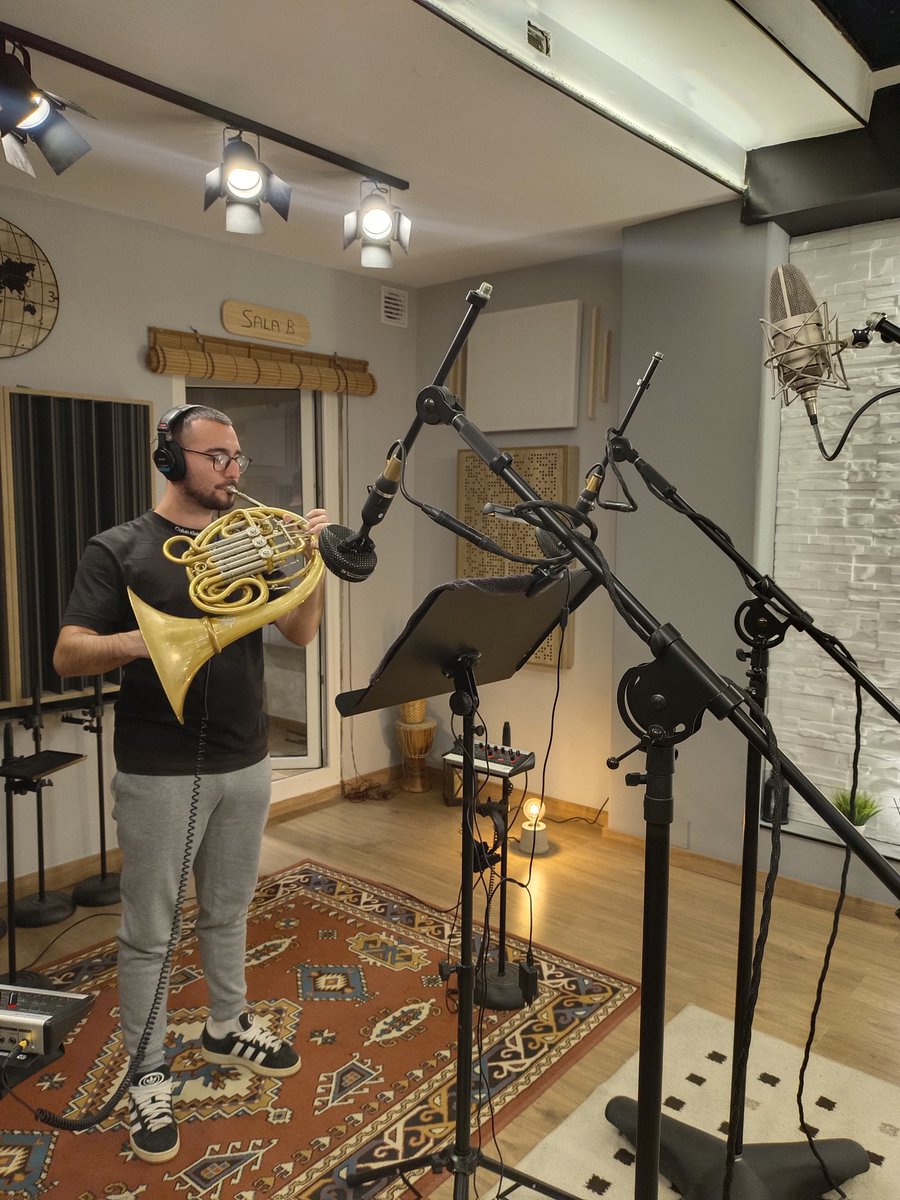 📣 ¡Seguimos dándole caña a los metales! 🎺
Grabando con la Banda del Cautivo de Málaga, junto a @sergiopastormusic para el grandísimo proyecto que nos traen @umdfilms 🎥🎞️🎬

#LaJoyaMusic #Grabación #Cofradía #SemanaSanta #BandadeCornetasyTambores #ElCautivoDeMálaga #Pasión