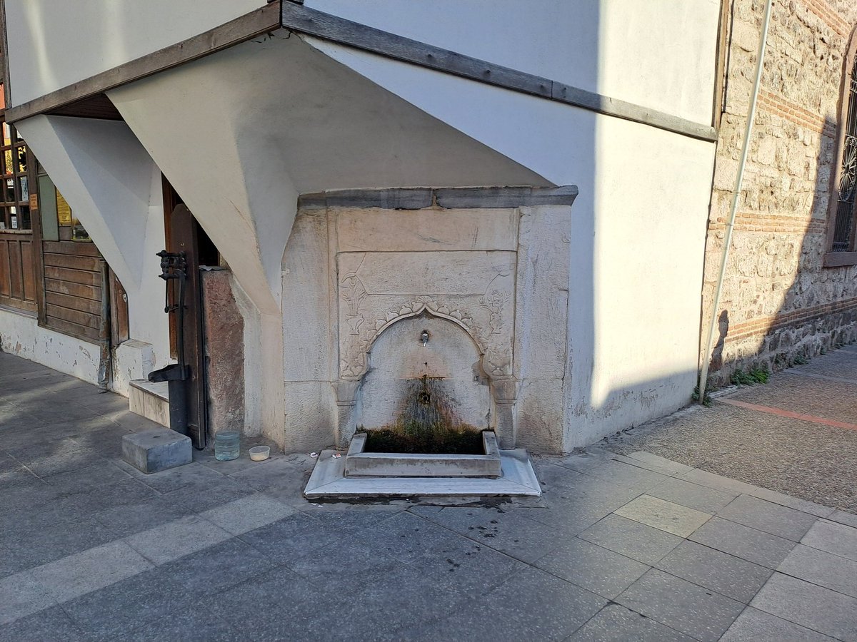 Yeşilli Camii Çeşmesi camiye bitişik nizamda, köşe pahına yerleştirilmiş. Hemen yanında da tulumba bulunmakta.