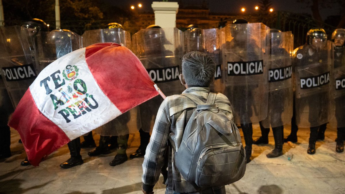 ConnectasOrg's tweet photo. Crisis en Lima: Boluarte sale por la puerta trasera y el Congreso toma el timón. 🇵🇪

En las calles, protestan por nuevas elecciones y el fin de la clase política.

@eloymarchan, miembro de #CONNECTASHub, analiza la situación actual aquí. 🔍
https://t.co/Zkc8zOZVRG https://t.co/h5UCQNdQda