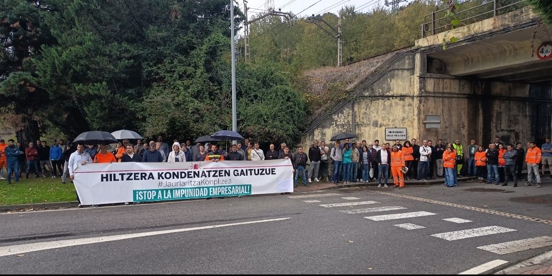 Hoy hemos acompañado a la plantilla de Cementos Rezola en la denuncia por el accidente laboral mortal de ayer.
Es terrible lo absolutamente pequeñito que te sientes ante quien acaba de perder de esta forma a un familiar o a un compañero. Decir pequeñito es poco. No hay palabras.