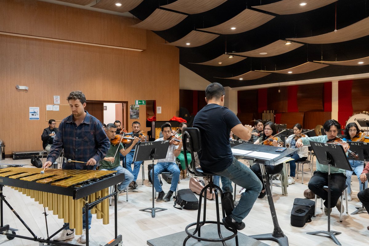 Ensayamos bajo la dirección de Luis Cueva Dávila un repertorio maravilloso: Mozart, Moncayo, Tadeo, Carbo, Ochoa y Séjourné. 💫

El vibráfono del talentoso Daniel Castro Semionova brillará este viernes 24 de octubre, a las 20h00 en la Iglesia La Pradera. 🥁

#SomosOsl